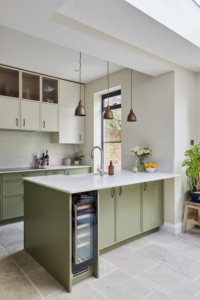 Geschlossene, Kleine Klassische Küche in L-Form mit Schrankfronten mit vertiefter Füllung, grünen Schränken, Quarzit-Arbeitsplatte, Halbinsel und weißer Arbeitsplatte in London