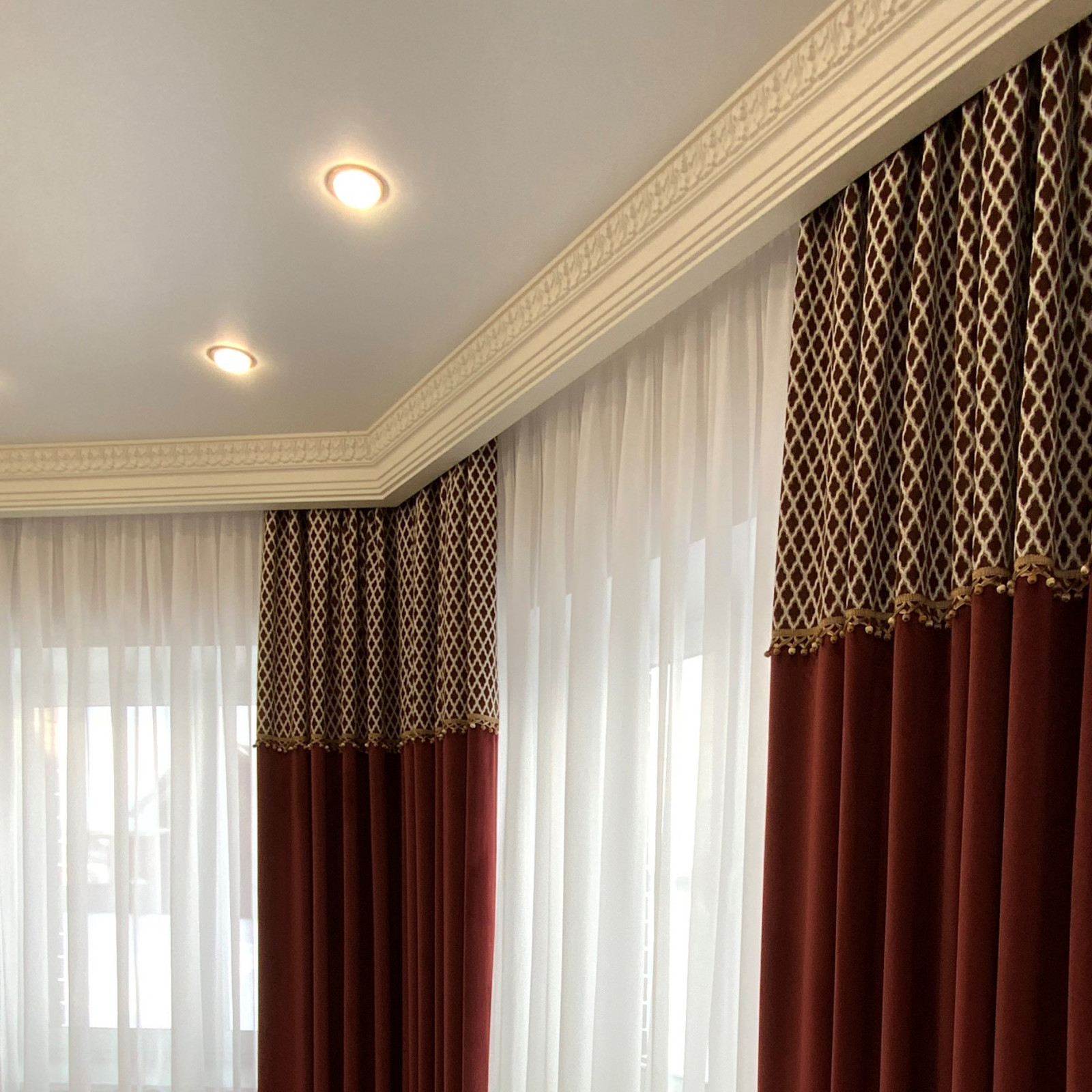 Комбинированные шторы в гостиной