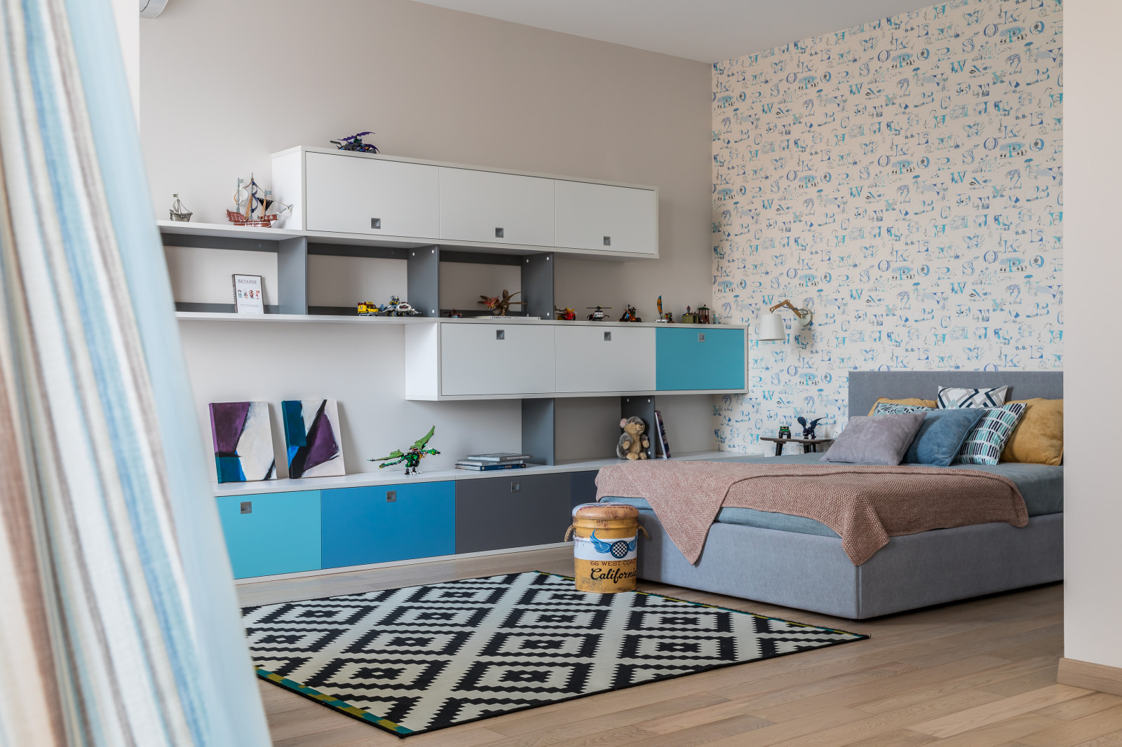 Интерьер частного дома с яркими акцентами