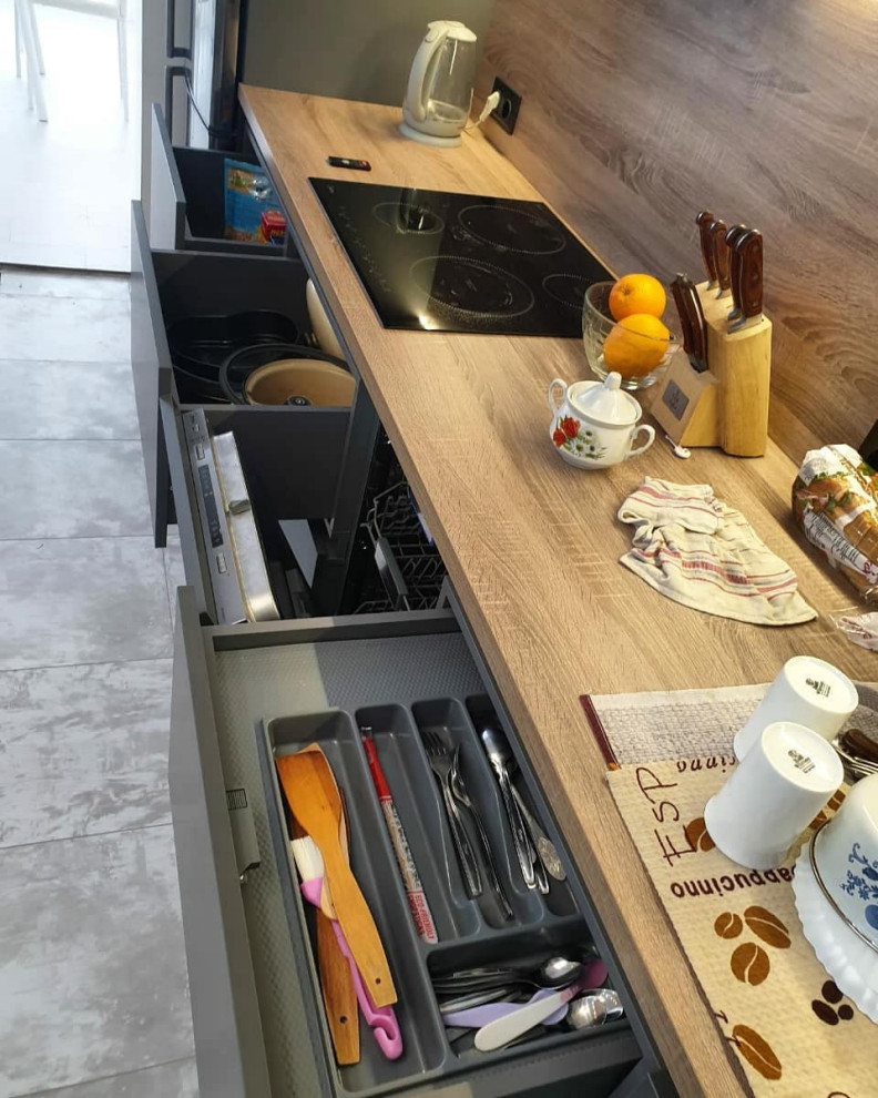 Прямая темная кухня с матовыми фасадами в сером цвете