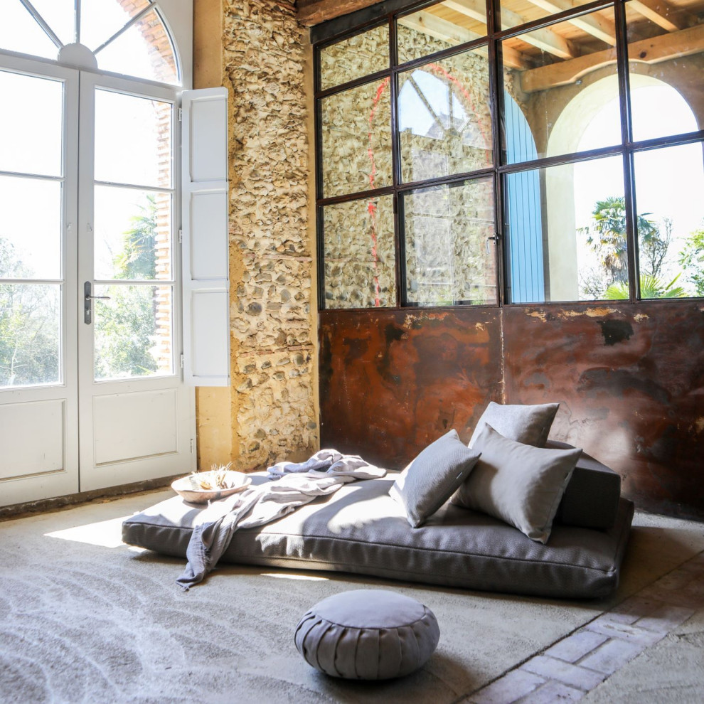 Foto de sala de estar campestre grande con paredes beige, suelo de cemento y suelo beige