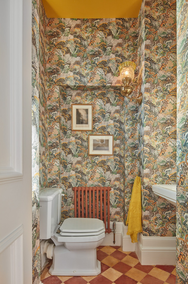 Kleine Klassische Gästetoilette mit Toilette mit Aufsatzspülkasten, bunten Wänden, Keramikboden, Sockelwaschbecken, buntem Boden und Tapetenwänden in London