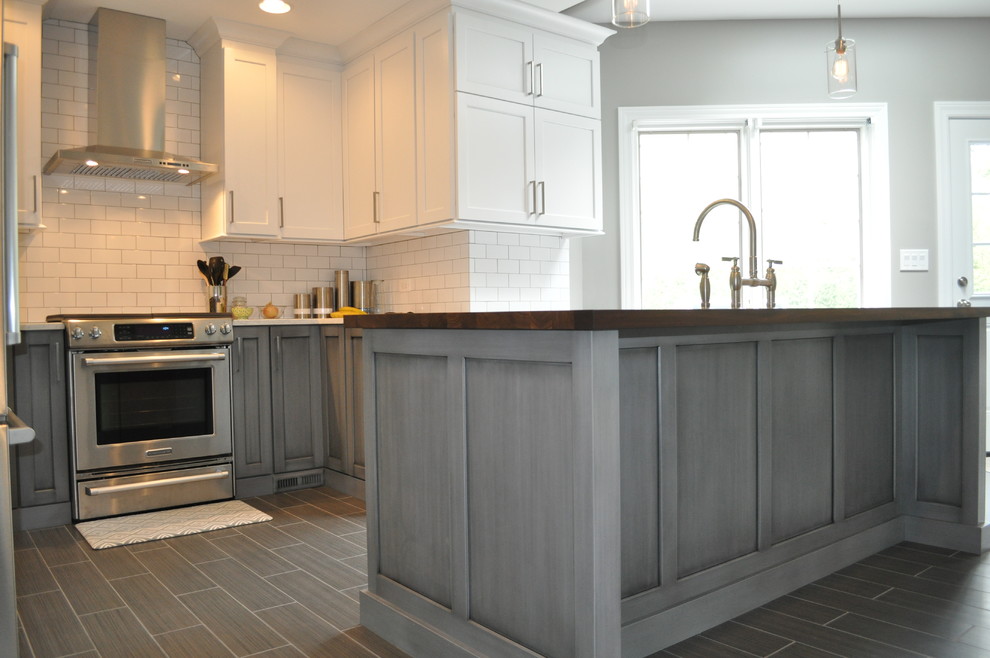 Example of a mid-sized transitional kitchen design in Chicago