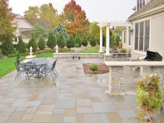 Photo of a mid-sized traditional patio in Kansas City.