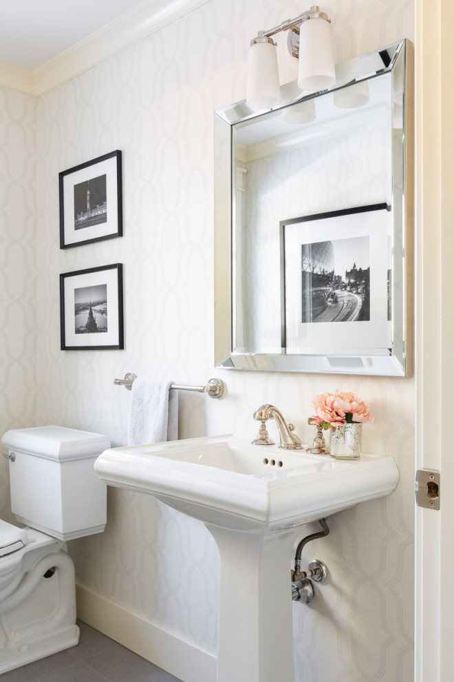Aménagement d'un petit WC et toilettes moderne avec WC séparés, un mur beige, un sol en carrelage de porcelaine, un lavabo de ferme, un sol gris et du papier peint.