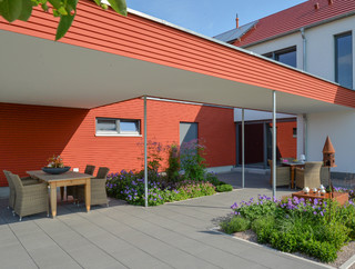 Massivholzhaus Mit Sichtbeton Elementen Modern Terrasse Sonstige Von Herrmann Massivholzhaus Gmbh