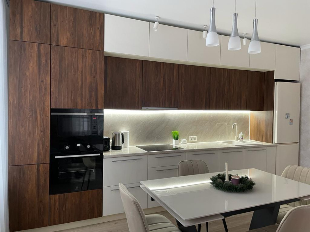 Прямая стильная кухня под потолок с глянцевыми и древесными фасадами