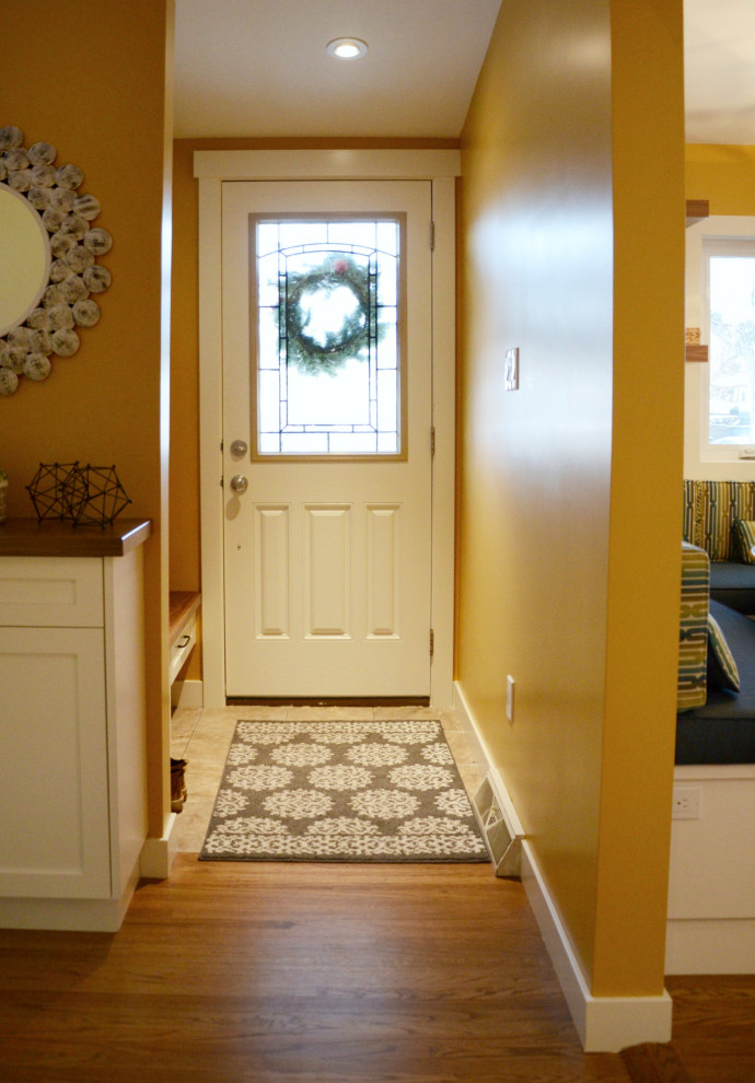 Example of a transitional entryway design in Calgary