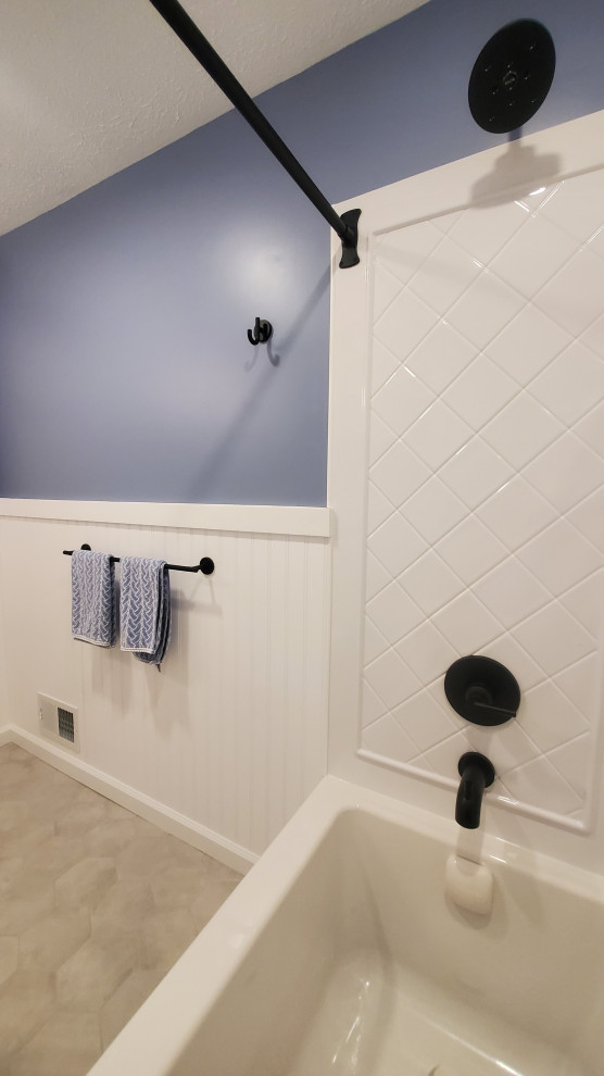 На фото: маленькая ванная комната в классическом стиле с фасадами в стиле шейкер, белыми фасадами, ванной в нише, душем над ванной, унитазом-моноблоком, белой плиткой, керамической плиткой, синими стенами, полом из керамической плитки, врезной раковиной, столешницей из искусственного кварца, серым полом, шторкой для ванной, серой столешницей, тумбой под одну раковину, встроенной тумбой и стенами из вагонки для на участке и в саду с