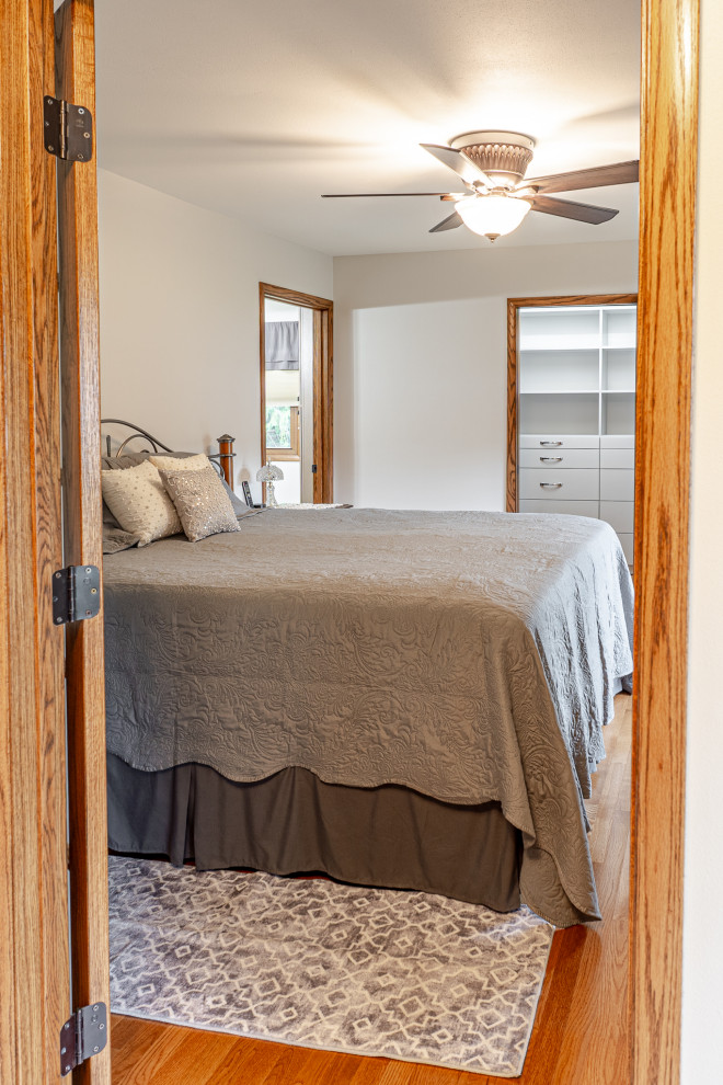 На фото: большая хозяйская спальня в классическом стиле с серыми стенами, коричневым полом и полом из винила с