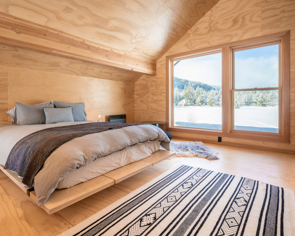 Cette image montre une petite chambre mansardée ou avec mezzanine minimaliste en bois avec un plafond en bois.