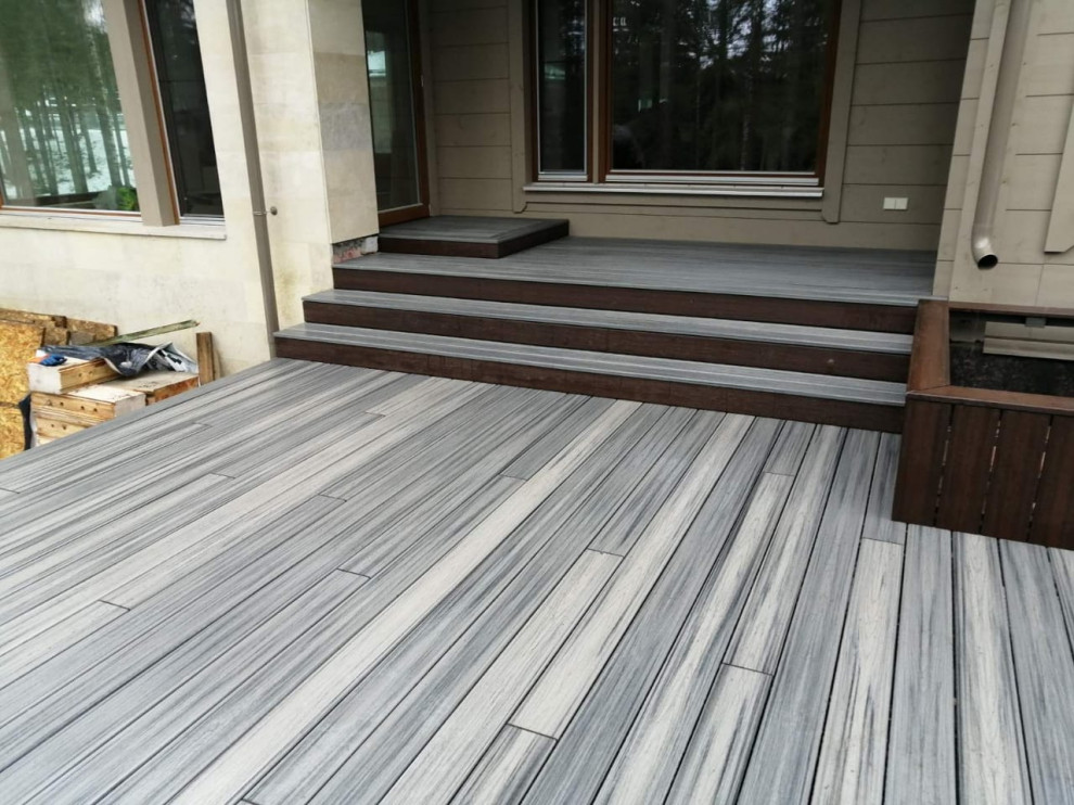 Террасы у дома в лесу