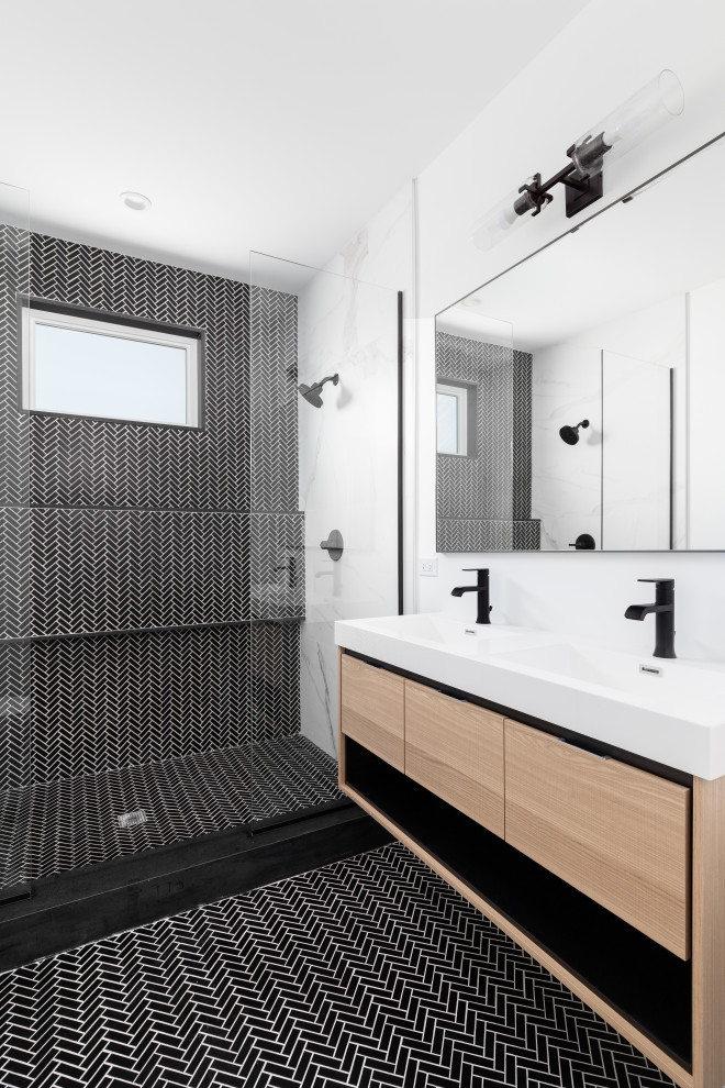 Bild på ett mellanstort funkis badrum, med släta luckor, skåp i ljust trä, en öppen dusch, svarta väggar, klinkergolv i keramik, bänkskiva i akrylsten, svart golv och med dusch som är öppen