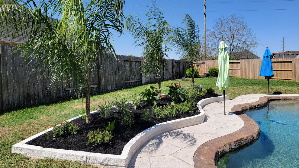 На фото: солнечный, летний регулярный сад на заднем дворе в классическом стиле с высокими грядками, покрытием из каменной брусчатки и хорошей освещенностью