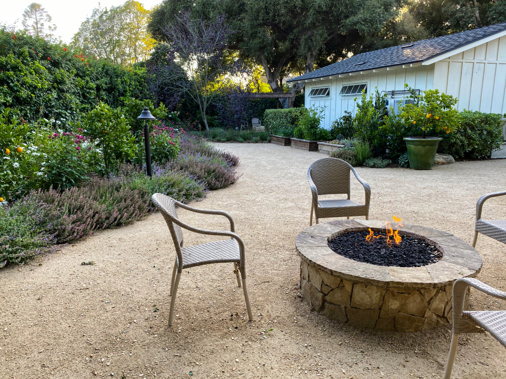 Foto di un giardino country in cortile con graniglia di granito