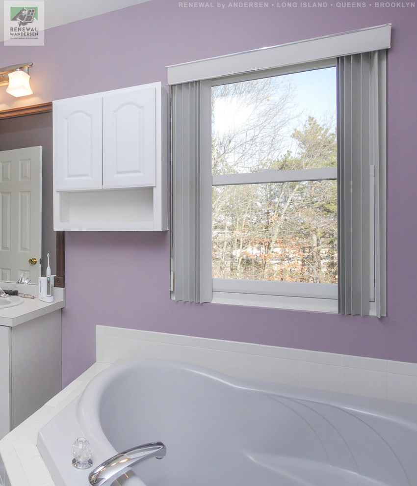 Источник вдохновения для домашнего уюта: большая главная ванная комната с плоскими фасадами, серыми фасадами, угловой ванной, угловым душем, раздельным унитазом, белой плиткой, керамической плиткой, фиолетовыми стенами, полом из керамической плитки, накладной раковиной, столешницей из ламината, белым полом, душем с распашными дверями, серой столешницей, тумбой под две раковины, встроенной тумбой и сводчатым потолком