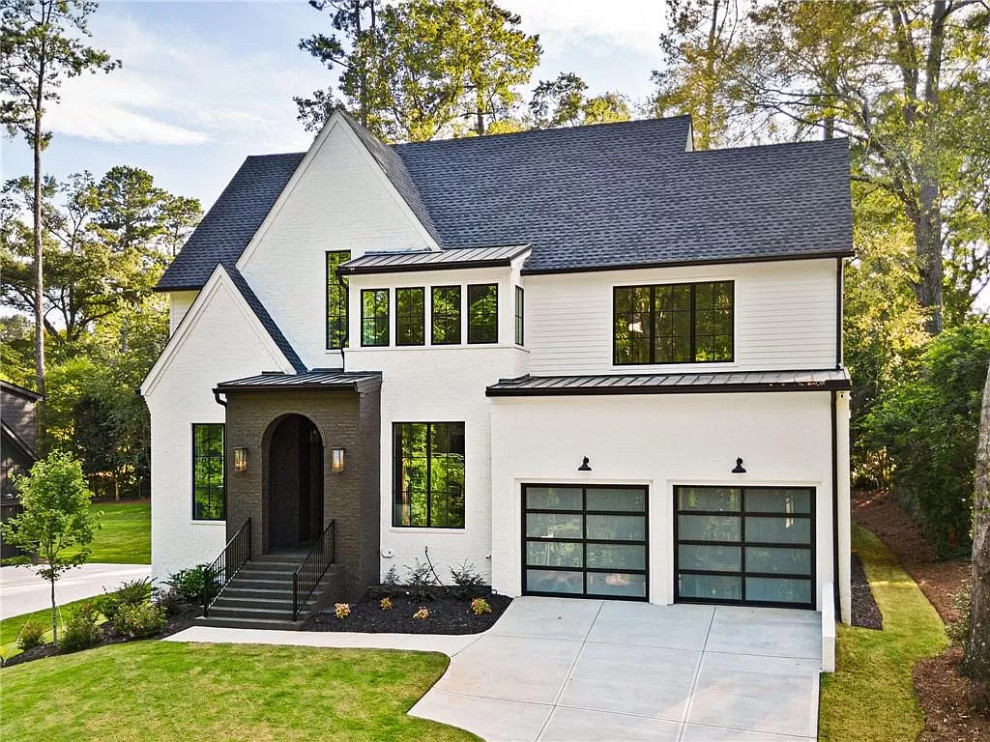 Cette photo montre une grande façade de maison blanche tendance en panneau de béton fibré et bardage à clin à un étage avec un toit à quatre pans, un toit en shingle et un toit noir.