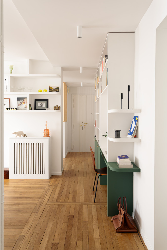 Источник вдохновения для домашнего уюта: большой коридор в стиле модернизм с зелеными стенами и светлым паркетным полом