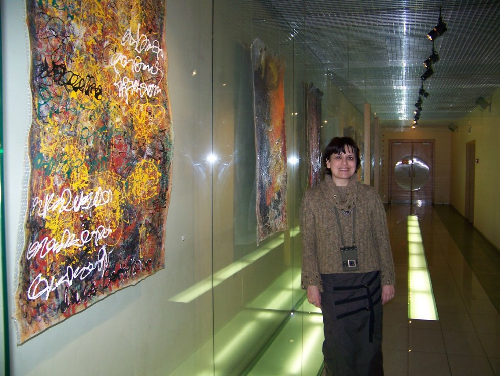 На фоне картин Лики Волчек