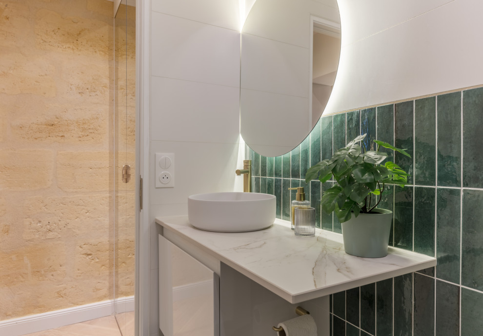 This is an example of a modern powder room in Bordeaux.