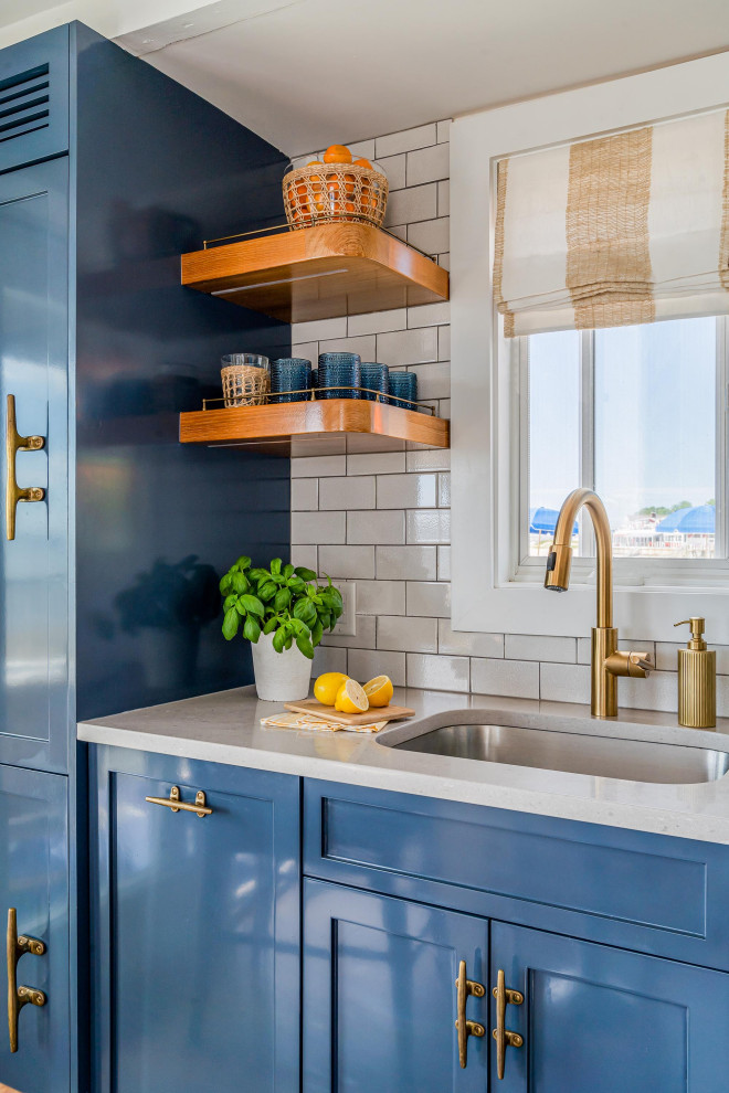 Einzeilige, Kleine Maritime Wohnküche mit Unterbauwaschbecken, Schrankfronten im Shaker-Stil, blauen Schränken, Küchenrückwand in Weiß, Rückwand aus Keramikfliesen und weißer Arbeitsplatte in Boston
