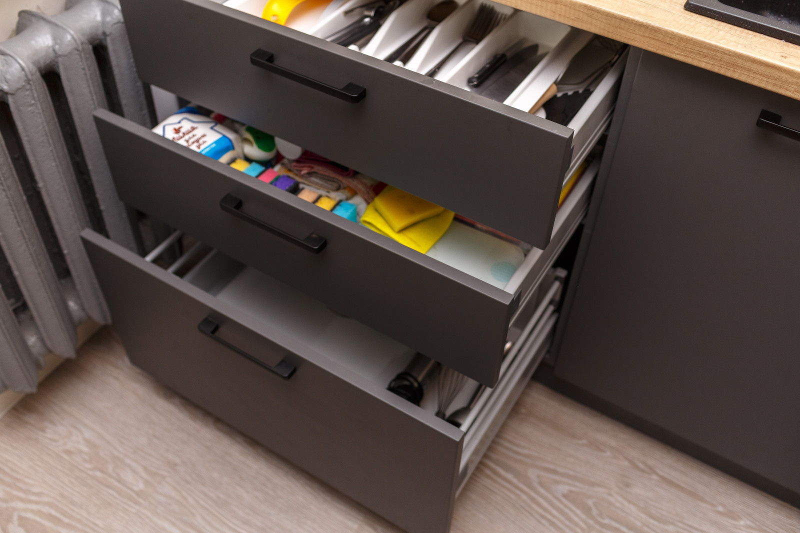 Кухня современная в двух цветах