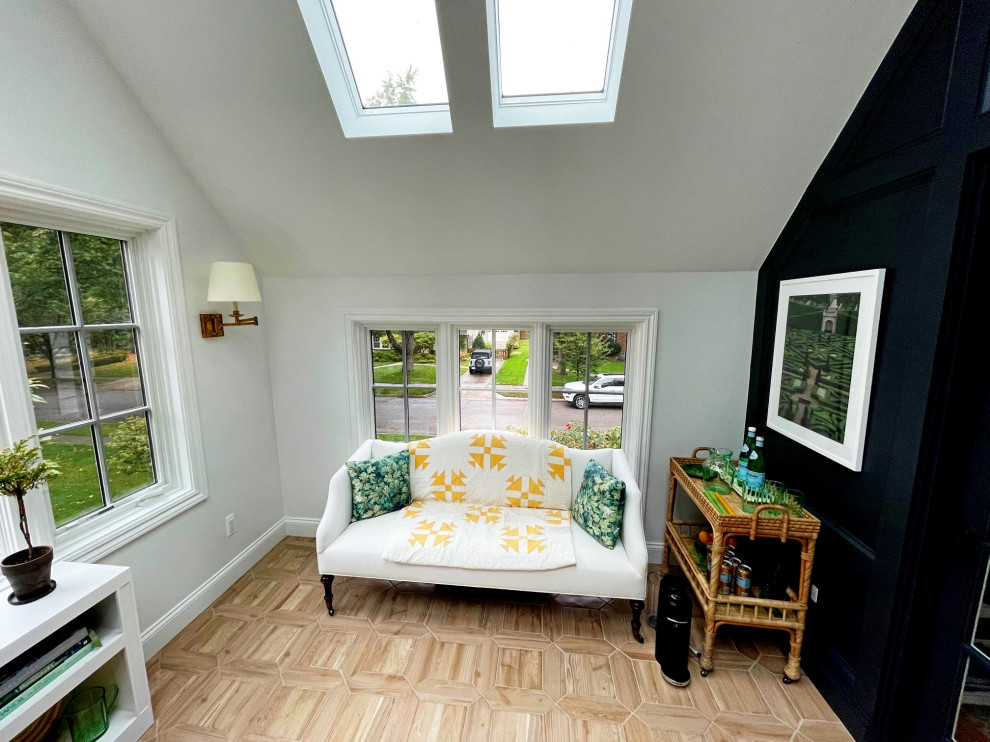 На фото: терраса среднего размера в стиле модернизм с полом из керамической плитки, потолочным окном и бежевым полом