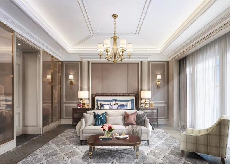 Diseño de habitación de invitados extra grande con paredes beige, suelo de piedra caliza, suelo beige, bandeja y boiserie