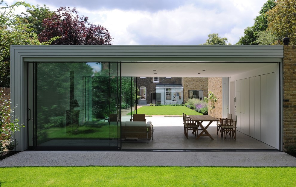 Photo of a contemporary one-storey glass exterior in London with a flat roof.