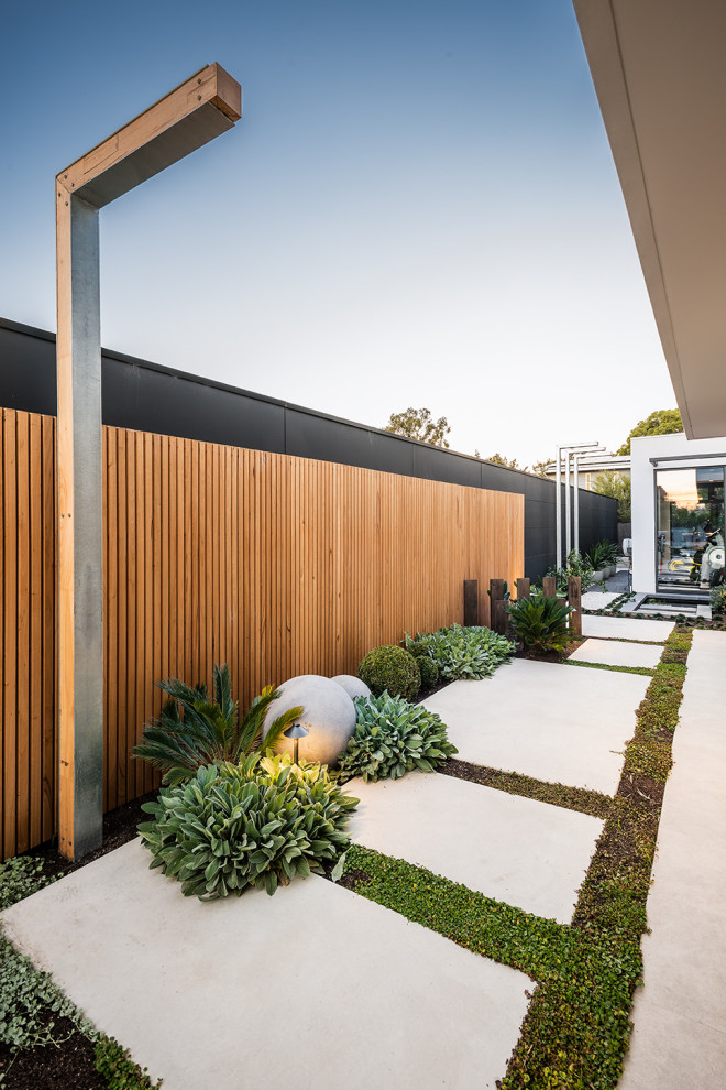 Стильный дизайн: двор на боковом дворе в современном стиле с мощением тротуарной плиткой без защиты от солнца - последний тренд