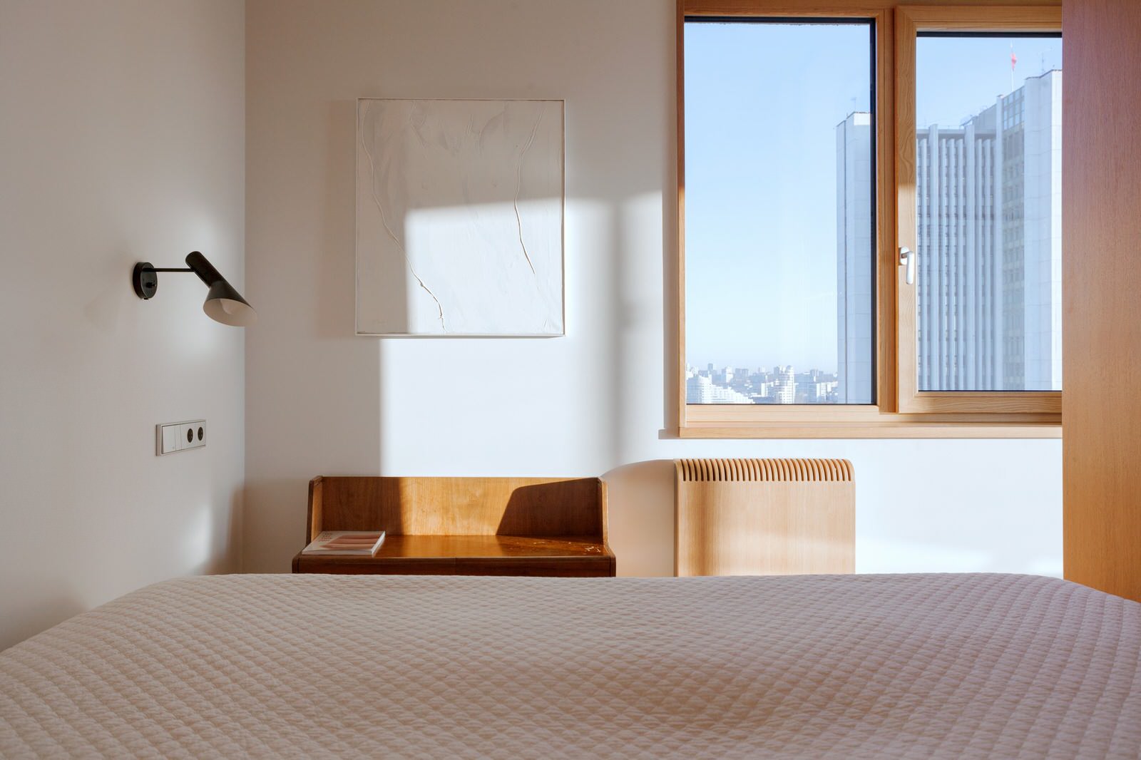 Светлая квартира-галерея с мебелью в духе 60-х