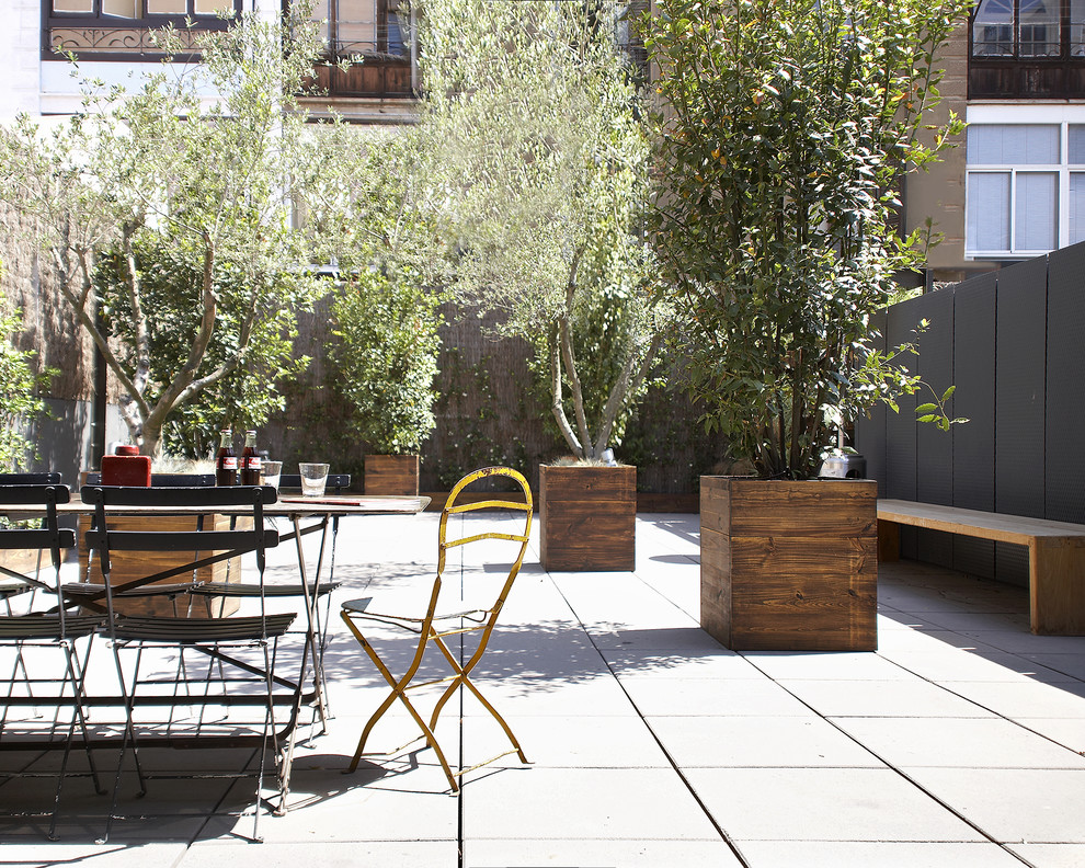 Mid-sized industrial patio in Barcelona.