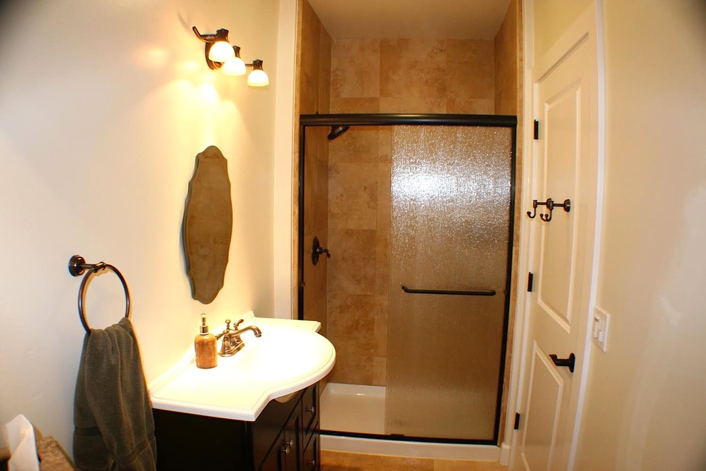 Mittelgroßes Klassisches Badezimmer En Suite mit Schrankfronten im Shaker-Stil, schwarzen Schränken, weißer Wandfarbe, Keramikboden, integriertem Waschbecken, Mineralwerkstoff-Waschtisch und beigem Boden in San Francisco