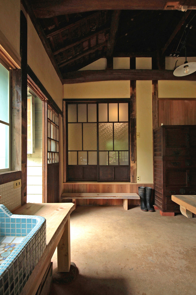 Modelo de cocina lineal asiática de tamaño medio cerrada sin isla con encimera de madera, suelo beige y vigas vistas