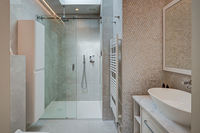 Chigwell contemporary-badrum