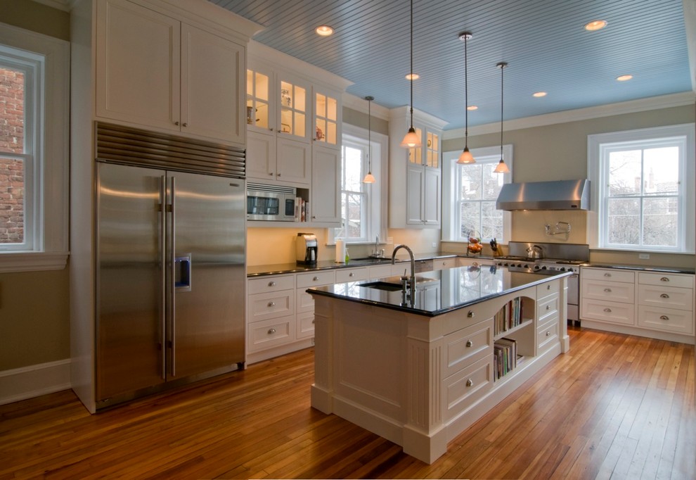 Design ideas for a traditional kitchen in Richmond.