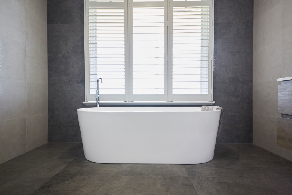 This is an example of a modern bathroom in Melbourne.