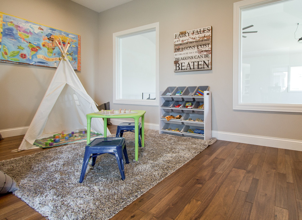 Ejemplo de dormitorio infantil tradicional renovado con paredes beige, suelo de madera clara y suelo marrón