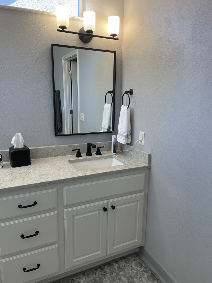 Großes Modernes Badezimmer En Suite mit profilierten Schrankfronten, weißen Schränken, grauer Wandfarbe, Unterbauwaschbecken, grauer Waschtischplatte, Doppelwaschbecken und eingebautem Waschtisch in Austin