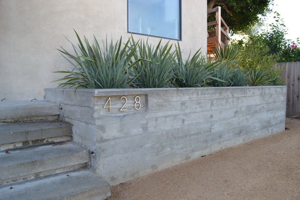 Design ideas for a midcentury front yard full sun xeriscape for summer in Huntington with mulch.
