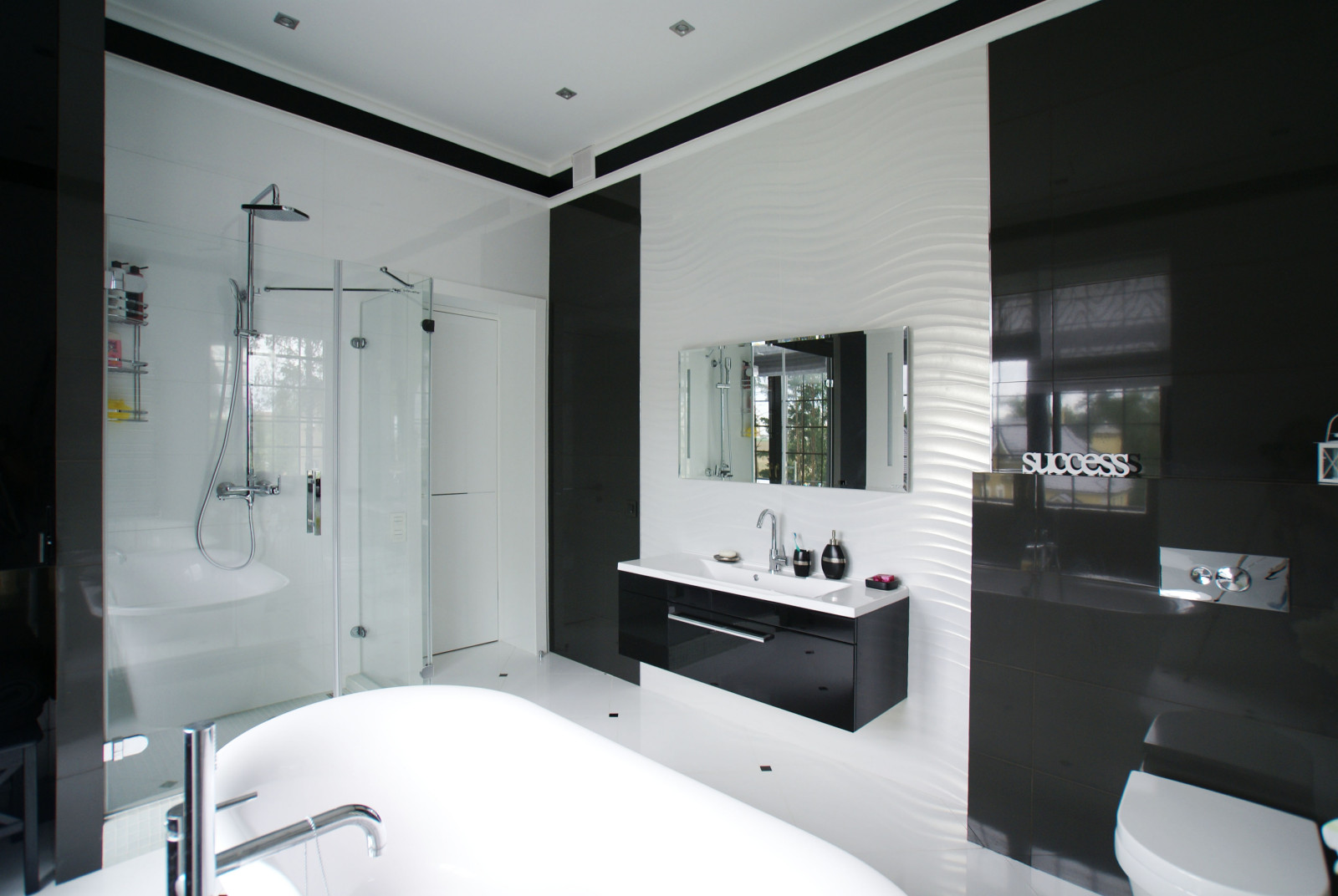 Монохромная ванная комната