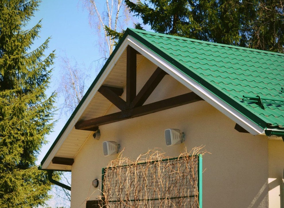 Двухэтажный дом на берегу реки в Ленинградской области