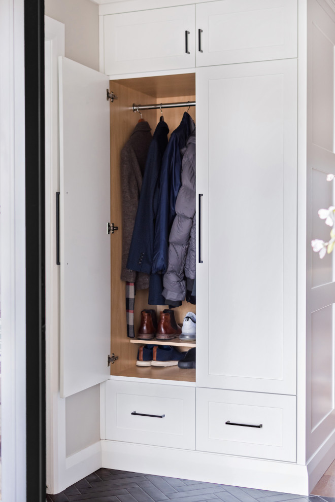 Entryway - transitional entryway idea in Toronto