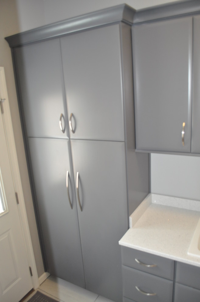 Example of a transitional home design design in Cincinnati