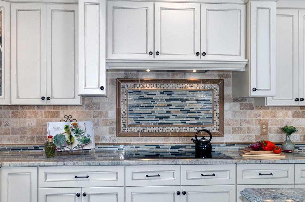 Kitchen - transitional kitchen idea in Columbus