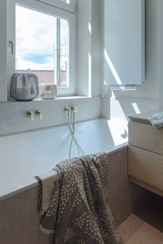 Пример оригинального дизайна: большая главная, серо-белая ванная комната в стиле модернизм с плоскими фасадами, светлыми деревянными фасадами, накладной ванной, душем без бортиков, раздельным унитазом, бежевой плиткой, керамической плиткой, серыми стенами, полом из галечной плитки, настольной раковиной, столешницей из дерева, бежевым полом, открытым душем, тумбой под две раковины, подвесной тумбой и деревянными стенами