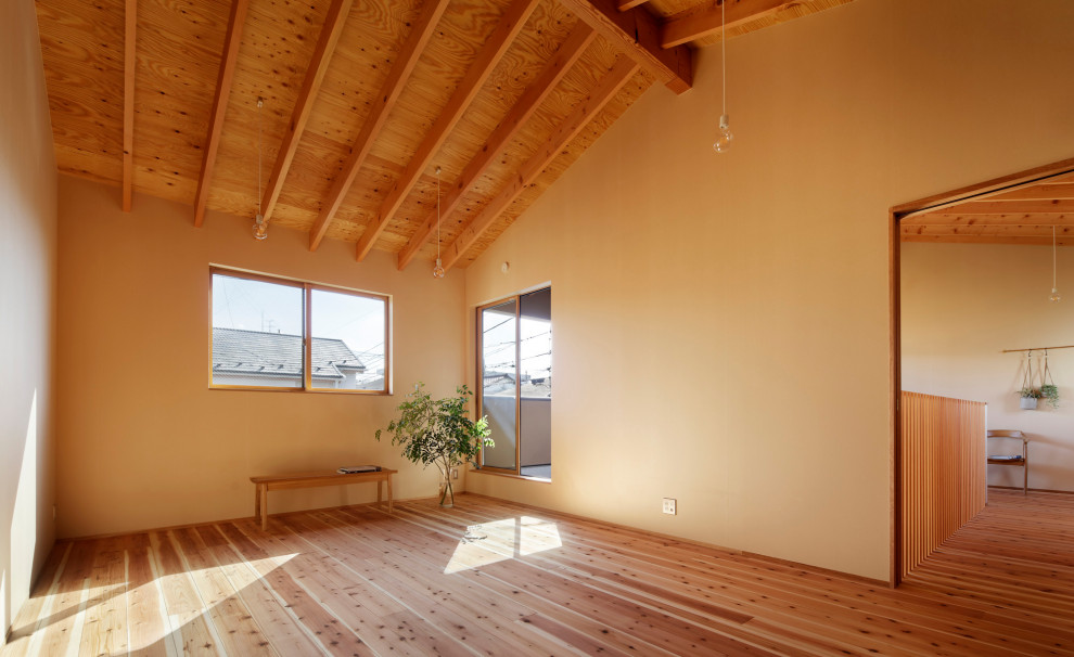 Diseño de dormitorio principal y beige de tamaño medio con paredes beige, suelo de madera en tonos medios, papel pintado y papel pintado