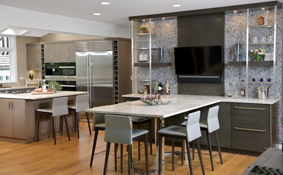 Mittelgroße Moderne Wohnküche mit grauer Wandfarbe, braunem Holzboden, Kamin und Kaminumrandung aus Stein in Chicago