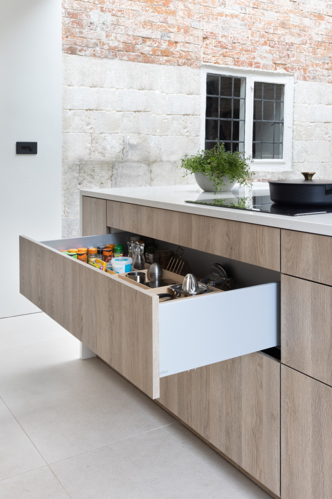 Esempio di una cucina scandinava di medie dimensioni con ante lisce, ante in legno scuro, top in superficie solida, paraspruzzi a specchio, elettrodomestici neri e top bianco
