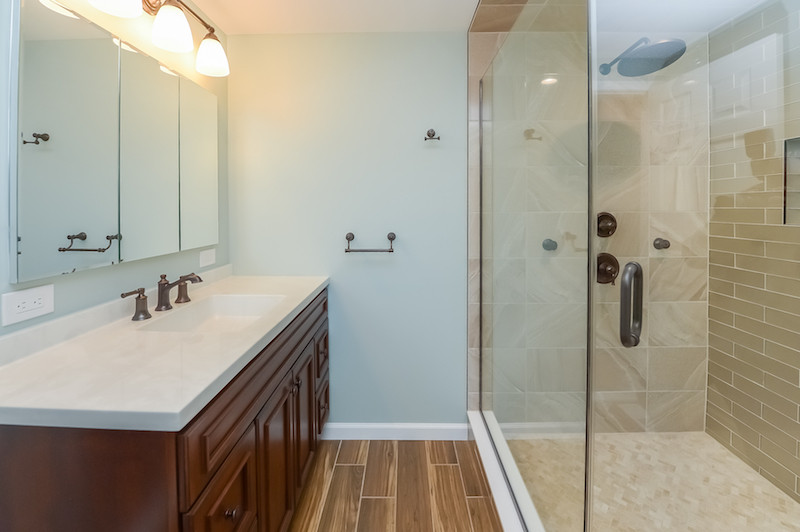 Ejemplo de cuarto de baño principal, único y a medida actual de tamaño medio con ducha esquinera y ducha con puerta con bisagras